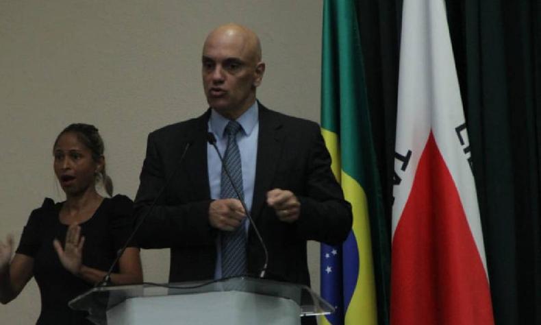 Alexandre de Moraes participa de evento que reúne representantes dos Tribunais Regionais Eleitorais e forças de segurança dos 26 estados e do Distrito Federal(foto: Jair Amaral/EM/D.A Press) Alexandre de Moraes falando em púlpito com bandeira do Brasil e de Minas Gerais ao fundo