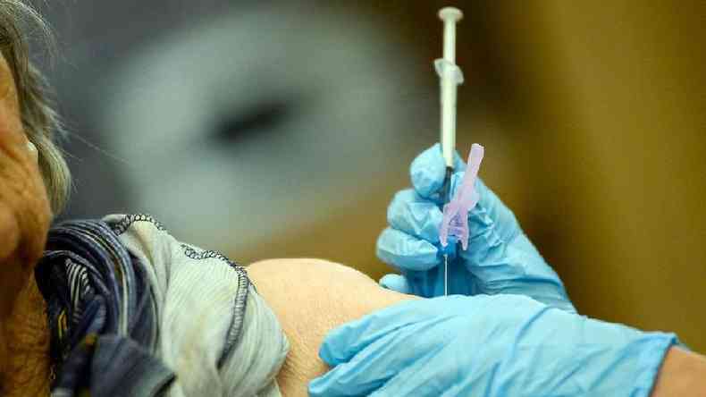 Existe a preocupao de que, conforme o vrus da covid-19 continue a sofrer mutaes, ele possa se adaptar de forma a tornar as vacinas atuais menos eficazes(foto: Joris Verwijst/Getty Images)