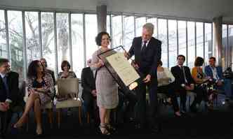 Patrícia Reis, representante da entidade internacional no Brasil, entrega o título ao prefeito de Belo Horizonte, Marcio Lacerda(foto: Juarez Rodrigues/EM/DA Press)