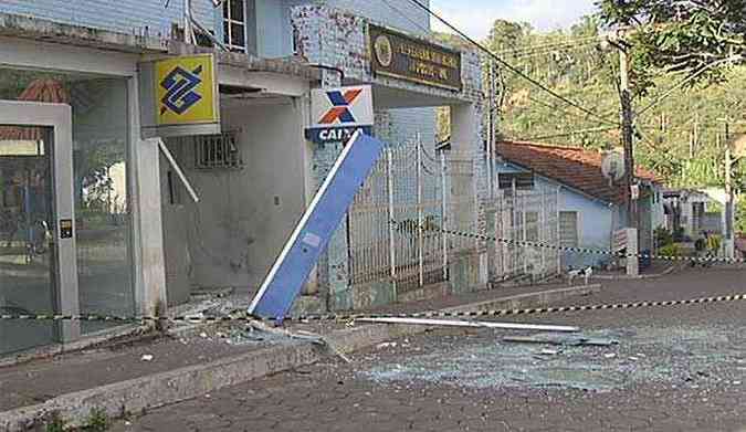 Cenrio de destruio ao lado da Prefeitura de Raposos, na regio metropolitana (foto: Reproduo TV Alterosa)