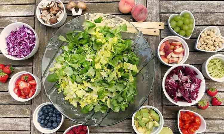  vrios ingredientes para salada, legumes e vegetais e cogumelos em tigelas