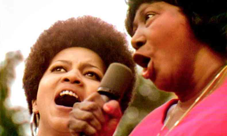 As cantoras Mavis Staples e Mahalia Jackson dividem o microfone enquanto cantam