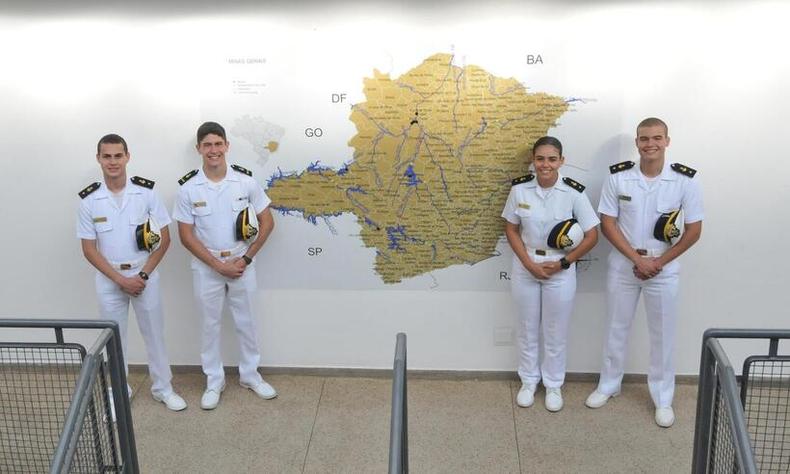 Thiago Henrique Oliveira Mendes, Bernardo Seixas, Valentina Baptista e Reis e Nathan Soares Marinho Paschoal posam em frente a um mapa fluvial de Minas Gerais