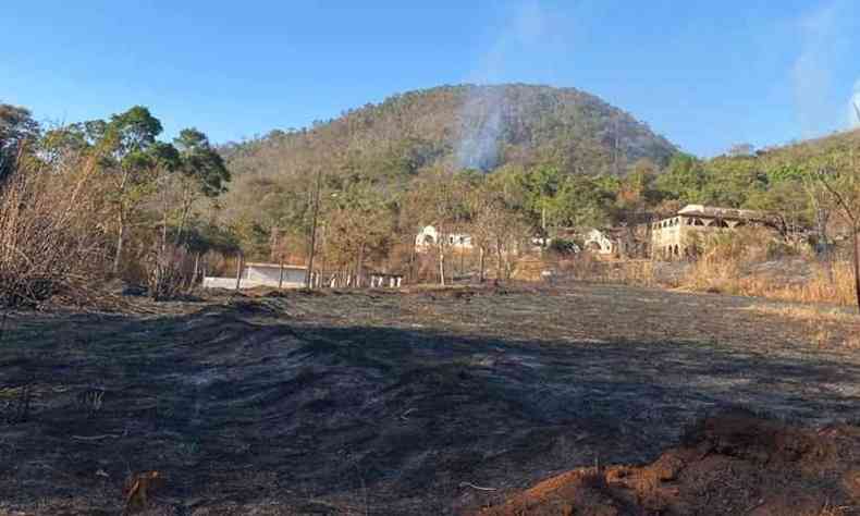 A rea atingida pelo incndio contabilizou a destruio de cerca de 880 hectares(foto: 12 BBM/Divulgao)