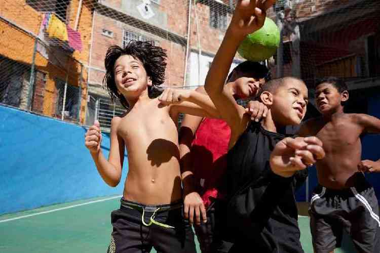 Meninos brasileiros jogando futebol