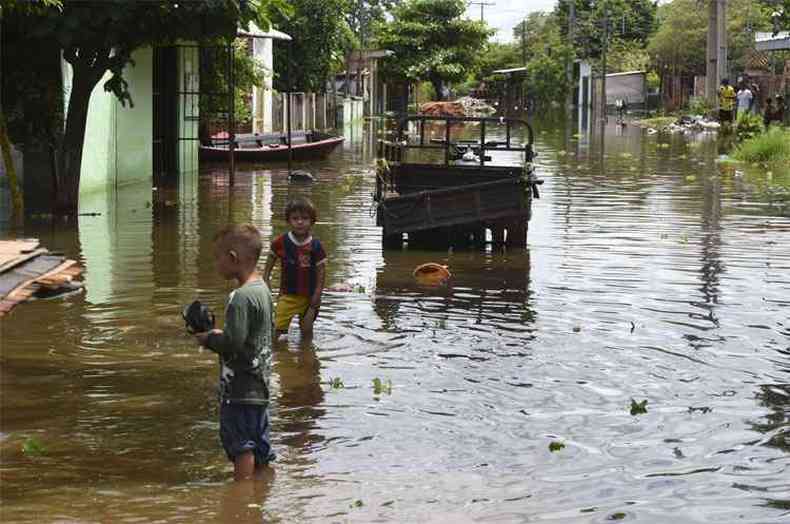 Inundao em um povoado localizado na fronteira entre a Argentina e o Paraguai, a 42 quilmetros da capital paraguaia, Assuno(foto: Norberto Duarte)