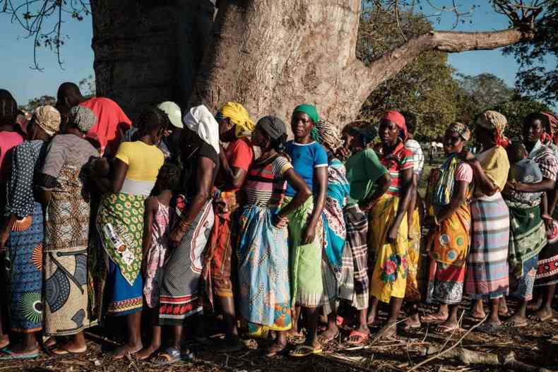 Mulheres moambicanas fazem fila para receber alimentos e remdios(foto: Yasuyoshi Chiba/AFP)
