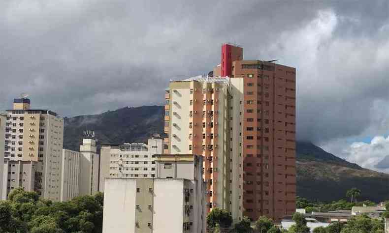 Tera-feira comeou com cu encoberto em Governador Valadares. Ao fundo, nuvens baixas no Pico da Ibituruna(foto: Alessandro Santos/TV Alterosa Leste)