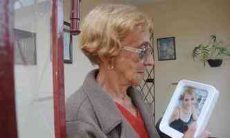 Antnia Barroso exibe a foto da filha, Ins, que ela s conseguiu reencontrar muitos anos depois(foto: Beto Novaes/EM/DA Press)