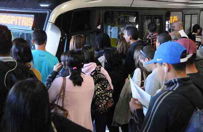 Lotao em plataforma da Estao BRT Pampulha, no primeiro dia til(foto: Paulo Filgueiras/EM DA Press)