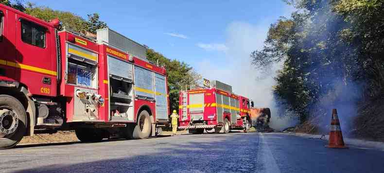 foto mostra bombeiros na rodovia