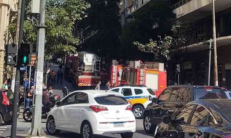 Caminhes dos bombeiros em frente ao edifcio Maletta