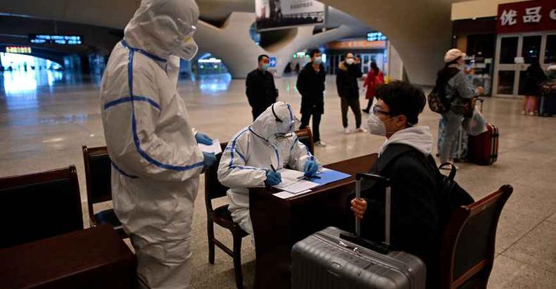 Os que desejam entrar em Wuhan são cuidadosamente examinados, com direito a medição de temperatura Os que desejam entrar em Wuhan são cuidadosamente examinados, com direito a medição de temperatura
