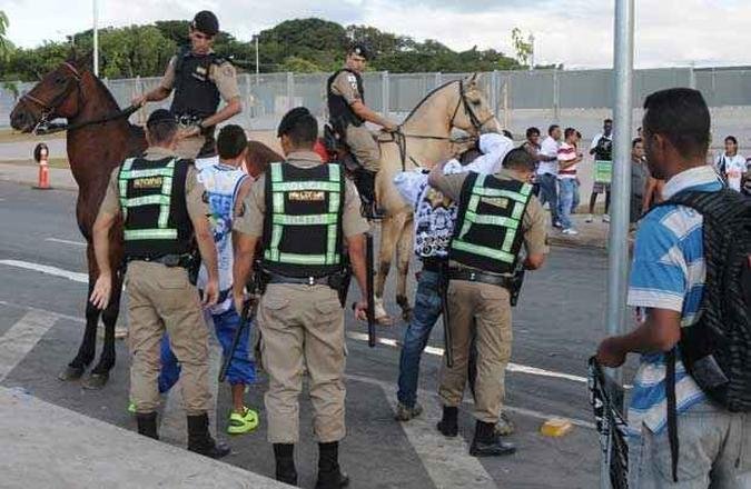 Esquema de seguran�a no entorno do est�dio Mineir�o antes da partida (foto: T�lio Santos/EM DA Press)