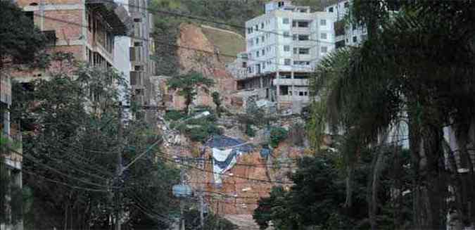Um prdio desabou e outro foi demolido em janeiro na Rua Laura Soares Carneiro, no Buritis(foto: Leandro Couri/EM/D.A.Press)