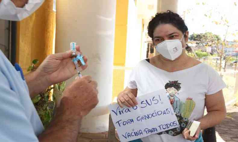 Ana Paula Martins, de 47, foi vacinada nesta tera-feira (6/4) na UFMG, em BH(foto: Jair Amaral/EM/D.A Press)