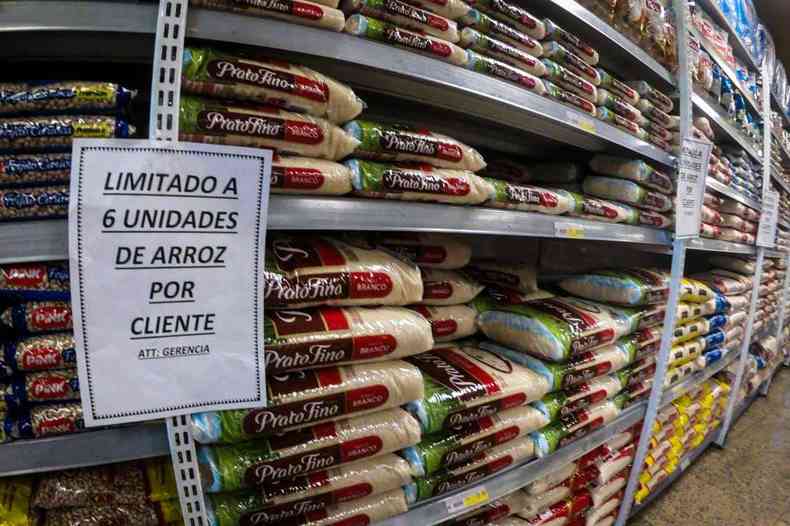 O preo do arroz disparou nos supermercados e logo surgiram rumores de medidas usadas no passado, o que assusta (foto: Leandro Couri/EM/D.A Presss)