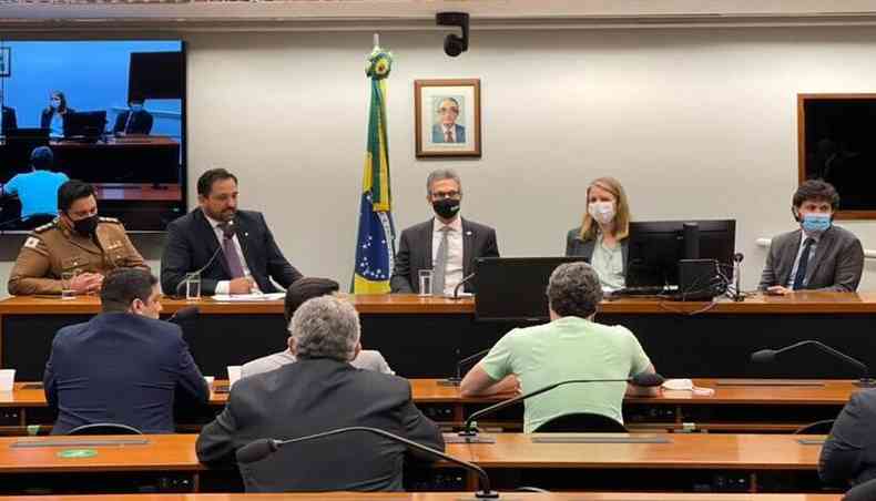 Zema apresentou aos deputados um portflio de mais de 80 projetos considerados prioritrios para Minas(foto: Divulgao/Governo de Minas)