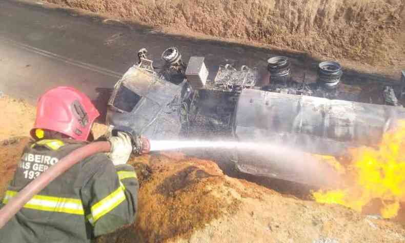 Bombeiro no combate as chamas de caminho tanque em Bom Jesus do Galho, Minas