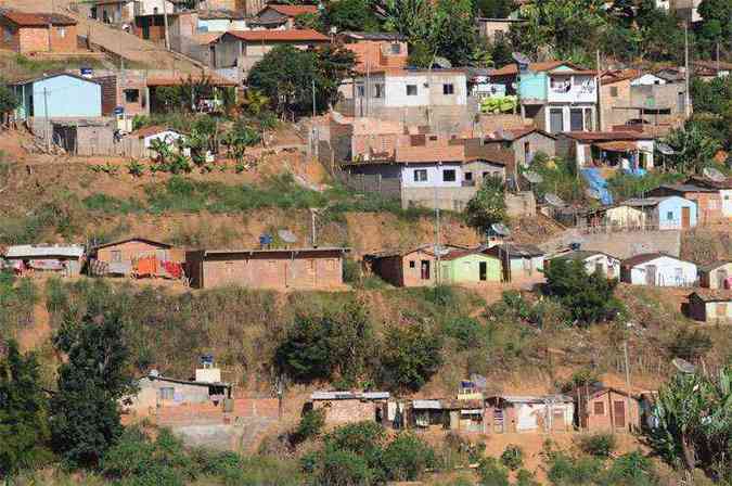 Em Padre Paraso, no Vale do Jequitinhonha, duas favelas foram erguidas entre dois morros na entrada da cidade de pequeno porte, com cerca de 19 mil habitantes (foto: Gladyston Rodrigues/EM/D.A PRESS )