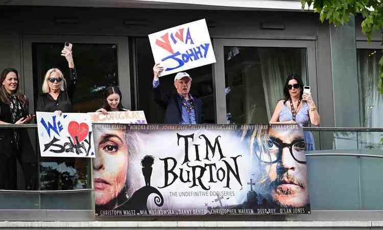 Fs exibem cartazes de apoio a Johnny Depp em Cannes
