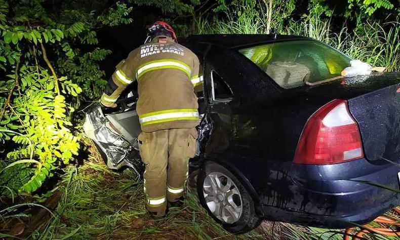 Depois da batida, carro de passeio foi parar fora da estrada