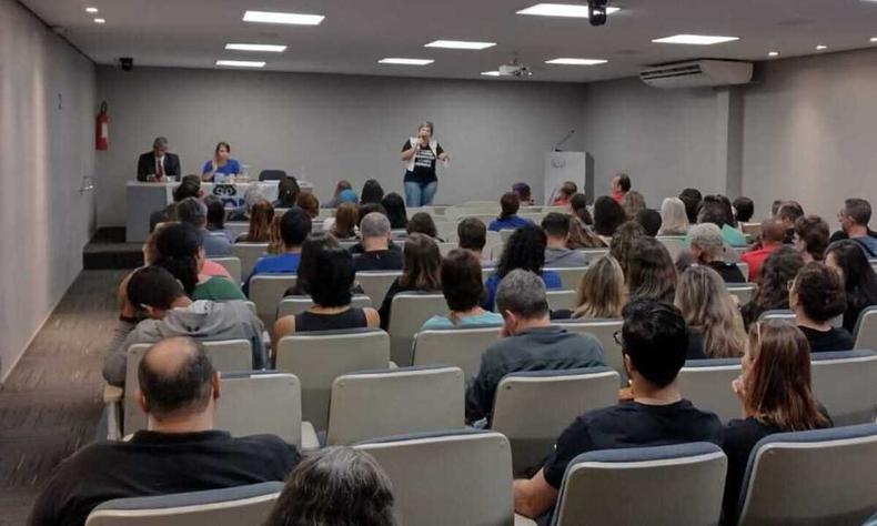 Professores se reuniram em assembleia na manh desta quinta-feira (11/5)