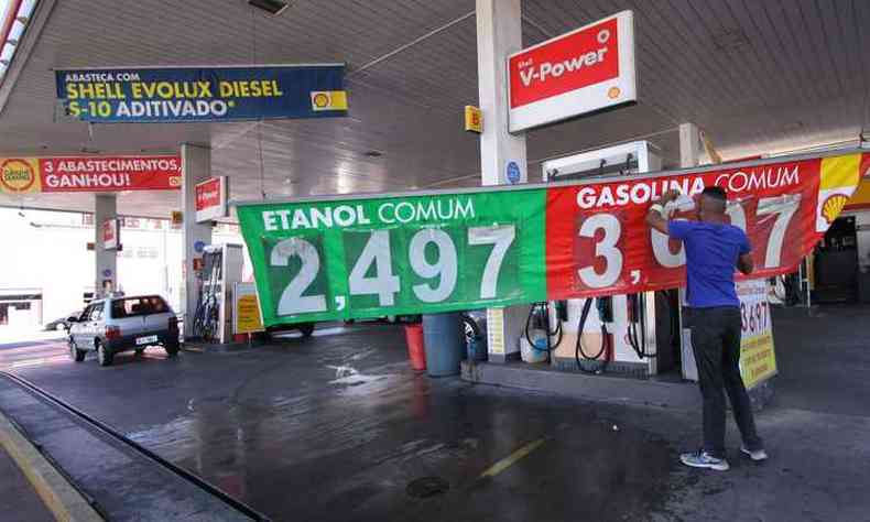 O reajuste da gasolina foi parar na Justia(foto: Edsio Ferreira / EM / D. A. Press)
