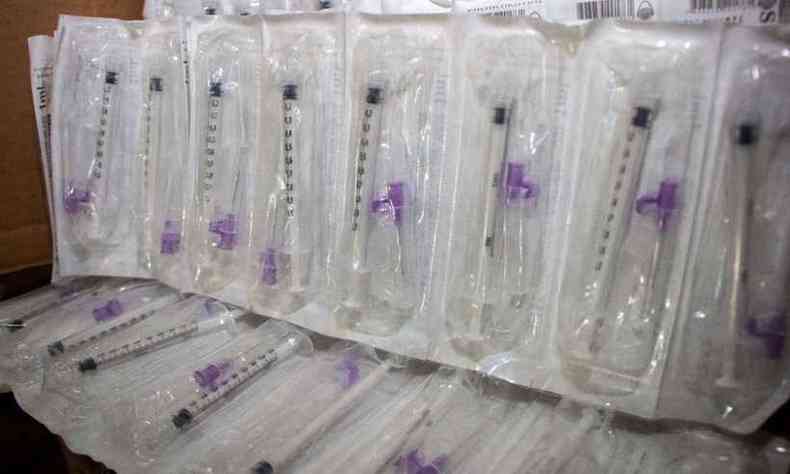 Na imagem, lote com seringas agulhadas que sero utilizadas para a vacinao contra a COVID-19 (foto: Fbio Marchetto/ Governo de Minas )
