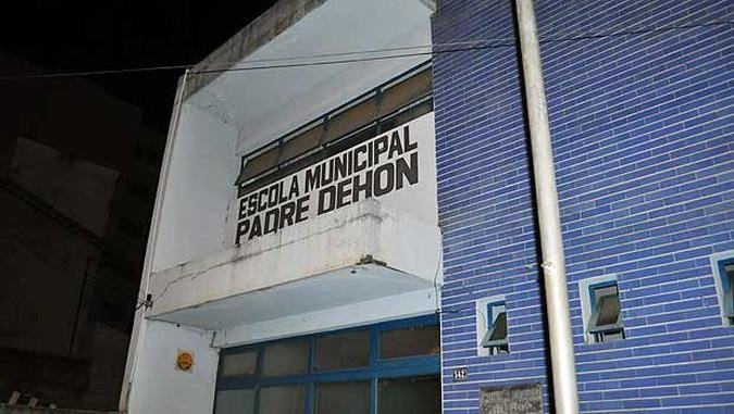 Escola teve uma das janelas danificada por uma botina arremessada por grupo de jovens(foto: Jornal de Lavras/Divulgação) Escola teve uma das janelas danificada por uma botina arremessada por grupo de jovens(foto: Jornal de Lavras/Divulgação)