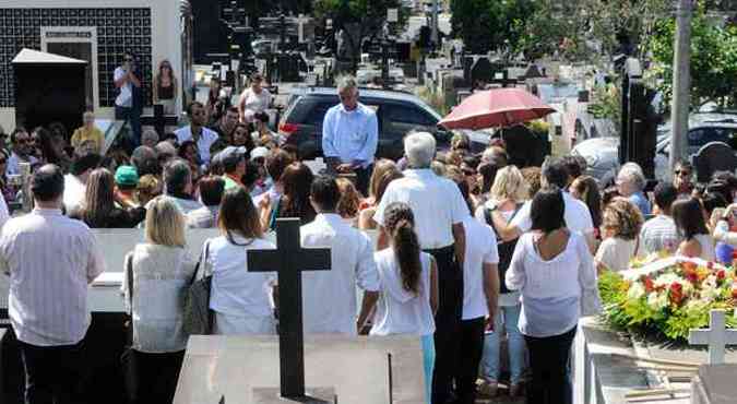 Cerca de 100 pessoas se despediram de Alexandre Werneck de Oliveira no Cemitrio do Bonfim(foto: Beto Magalhes/EM/DA Press)