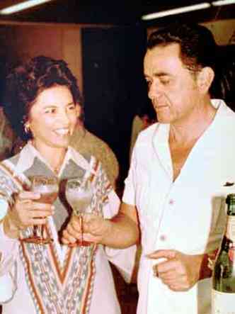 O casal Norma e Salvador brindando a inaugurao da primeira unidade Mater Dei, em 1980(foto: divulgao)