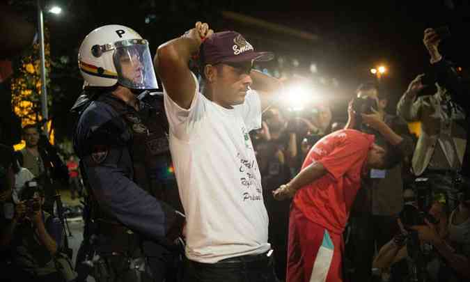 Segundo a PM, trs homens foram detidos aps agredir policiais(foto: AFP / ANDRESSA ANHOLETE )