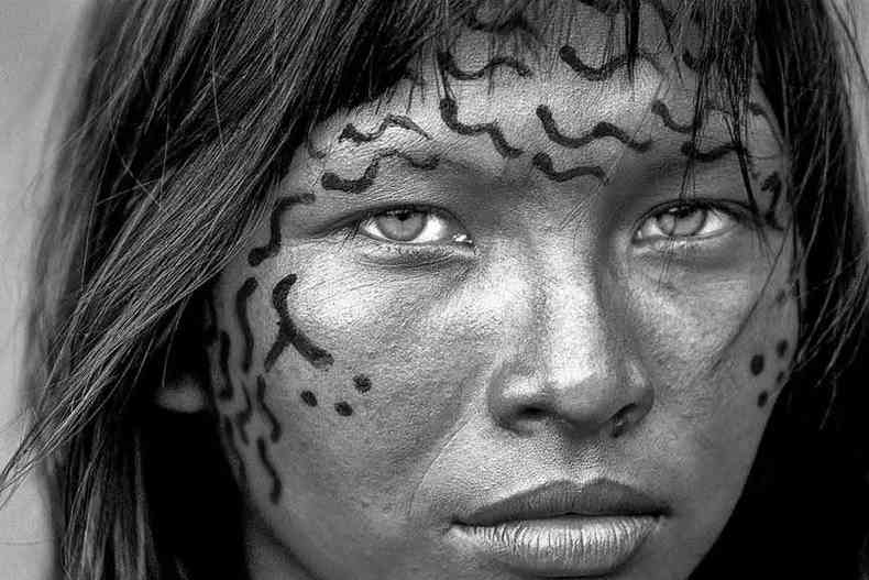 A jovem indígena Penha Goes fotografada por Ricardo Stuckert, nos anos 1990, no Xingu
