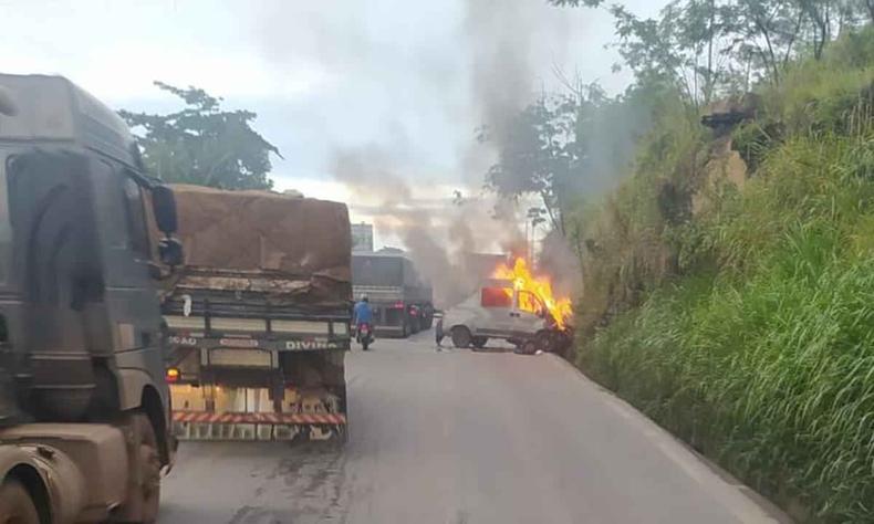 Van pegando fogo na BR-381