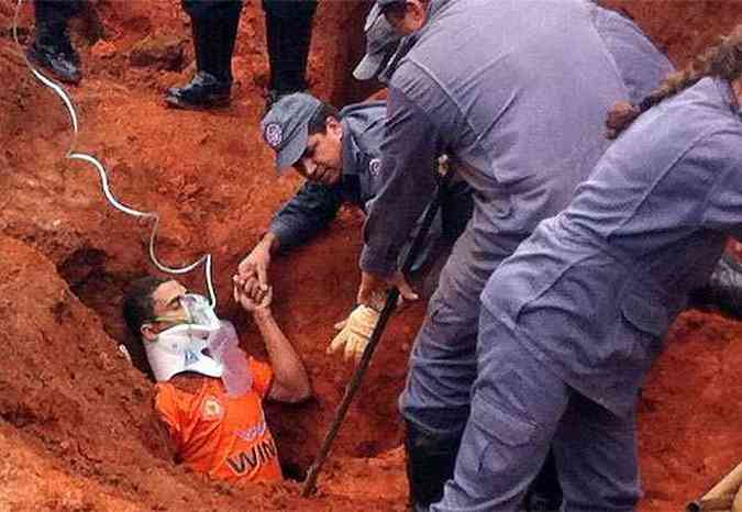 Militares tiveram dificuldade para retirar uma das vítimas que ficou completamente soterrada(foto: Corpo de Bombeiros/Divulgação)
