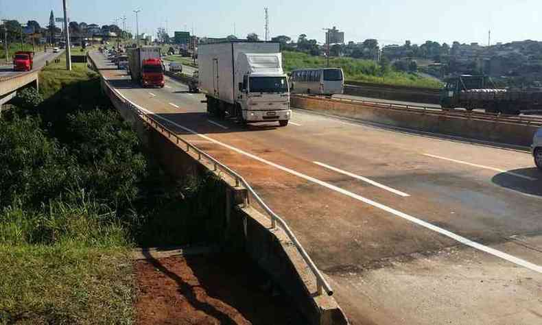 Cratera foi corrigida e tráfego já está liberado(foto: Paulo Filgueiras/EM/D.A PRESS)