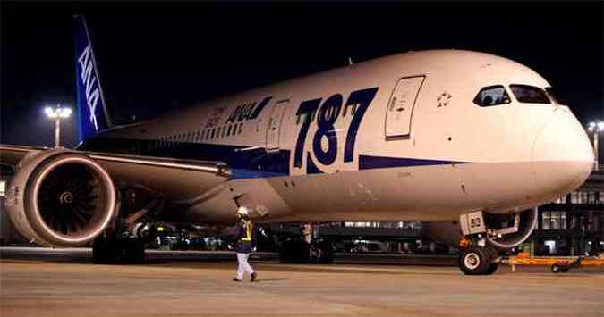 Os problemas do modelo comearam em janeiro. Um avio da japonesa ANA sofreu um incndio quando estava estacionado no ptio do aeroporto de Boston, nos Estados Unidos.(foto: REUTERS/Shohei Miyano)