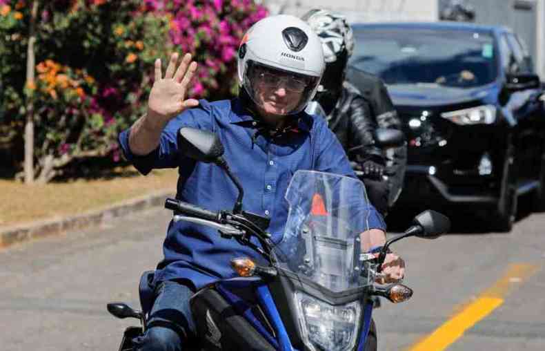 Bolsonaro passeou de moto, no ltimo dia 25, em Braslia. Neste domingo, ele repetiu a programao(foto: Sergio Lima/AFP)
