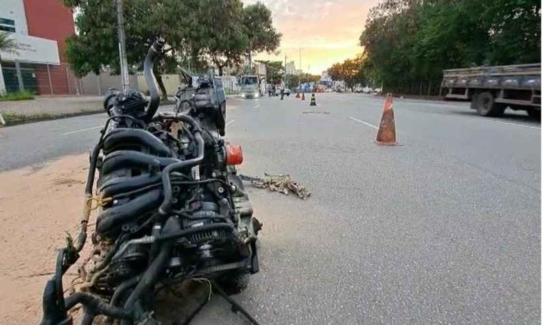 Motor do carro foi arremessado longe(foto: Redes Sociais/Reprodução) motor do carro