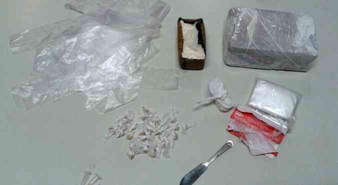 Drogas estavam escondidas dentro da casa do suspeito monitorado por tornozeleira(foto: Divulgao/PMMG)
