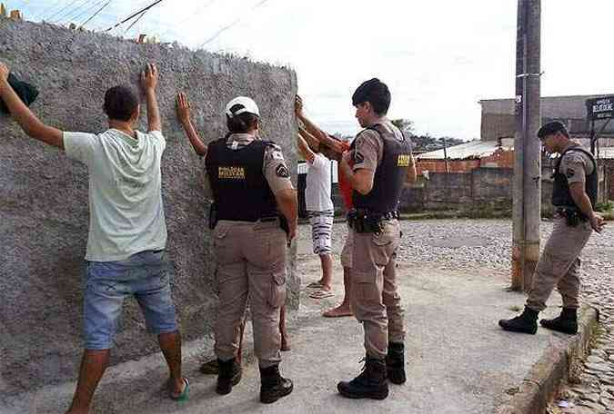 Em Divinpolis, na Regio Centro-Oeste de MG, quatro pessoas foram presas(foto: Polcia Militar/Divulgao)