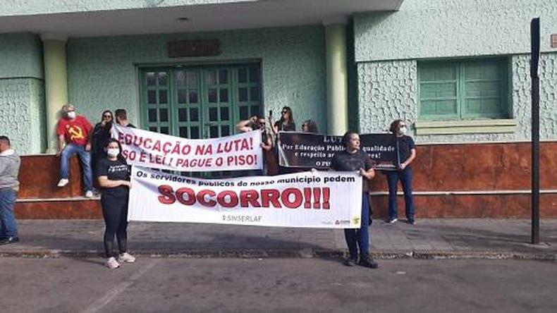 Uma reunio foi realizada na tera-feira (16/8), entre o prefeito do municpio e o presidente do SINSERLAF, mas no houve acordo para o encerramento do movimento grevista