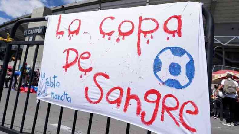 Cartaz em frente a estdio El Campin, em Bogot, protesta contra plano de realizao do evento na Colmbia: 'La copa de sangre' ('A copa de sangue')(foto: REUTERS/Nathalia Angarita )