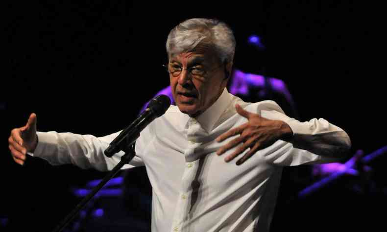 De roupa branca, Caetano Veloso subiu ao palco do Palcio das Artes acompanhado de uma banda formada por seis integrantes