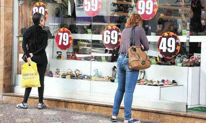 Postura do consumidor, assustado com a crise,  de cautela. Passeio pelas vitrines no termina com a realizao da compra(foto: Euler Jnior/EM/D.A Press 17/7/15)