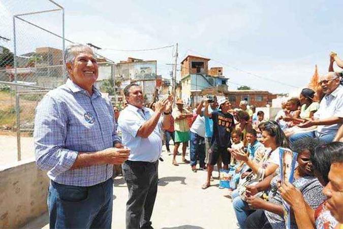 João Leite pediu votos no Morro das Pedras, onde prometeu iniciar seu programa Vila Olímpica na Vila(foto: Gustavo Baxter/Nitro/Divulgação) João Leite pediu votos no Morro das Pedras, onde prometeu iniciar seu programa Vila Olímpica na Vila(foto: Gustavo Baxter/Nitro/Divulgação)
