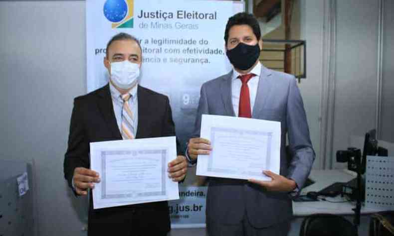 der Detrez (DEM) e Daniel Sucupira (PT) exibem os seus diplomas no Cartrio Eleitoral de Tefilo Otoni(foto: Divulgao PMTO)