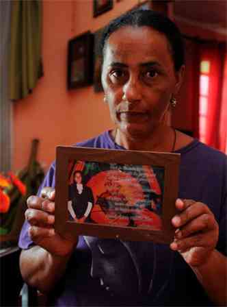 Vanilda mostra a foto da filha Natlia, que morreu atropelada h trs anos(foto: Tulio Santos/EM/D.A Press)