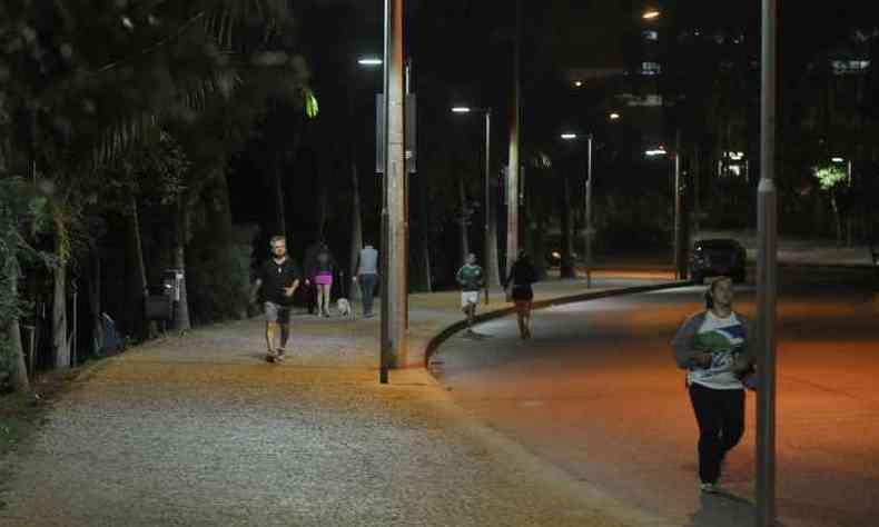 O entorno da Lagoa Seca est cada vez mais movimentado  noite. Gente de vrios pontos da cidade caminha ou anda de bicicleta na regio(foto: Tulio Santos/EM/D.A Press)